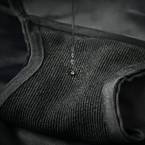 Close-up of the gusset with drops coming down on it from above. Close-up of the gusset with drops coming down on it from above.